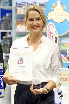 Judith Rakers erhält der Deutschen Spielzeugpreis 2024 in der Kategorie Alles fürs Kinderherz auf der 76. Frankfurter Buchmesse 2024 in der Messe Frankfurt. Frankfurt am Main, 16.10.2024