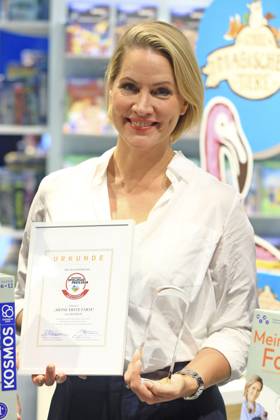 Judith Rakers erhält der Deutschen Spielzeugpreis 2024 in der Kategorie Alles fürs Kinderherz auf der 76. Frankfurter Buchmesse 2024 in der Messe Frankfurt. Frankfurt am Main, 16.10.2024