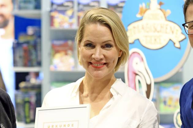 Judith Rakers erhält der Deutschen Spielzeugpreis 2024 in der Kategorie Alles fürs Kinderherz auf der 76. Frankfurter Buchmesse 2024 in der Messe Frankfurt. Frankfurt am Main, 16.10.2024