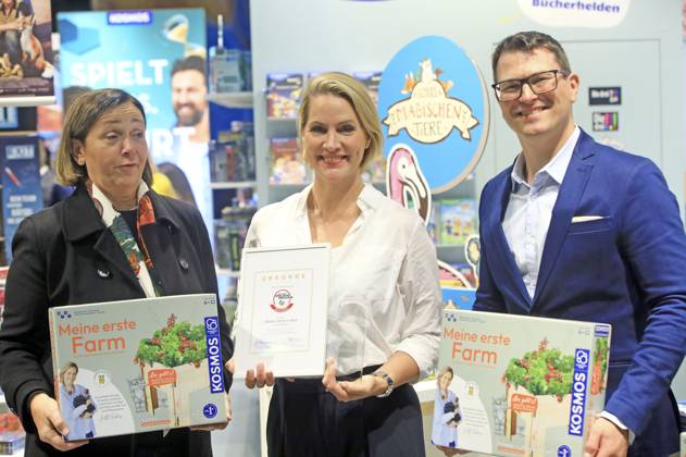 Judith Rakers erhält der Deutschen Spielzeugpreis 2024 in der Kategorie Alles fürs Kinderherz auf der 76. Frankfurter Buchmesse 2024 in der Messe Frankfurt. Frankfurt am Main, 16.10.2024
