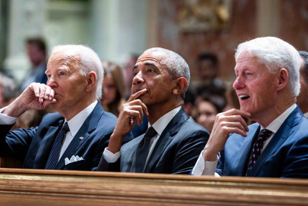 Bilder des Jahres 2024, News 10 Oktober News Themen der Woche KW42 News Bilder des Tages President Biden delivers eulogy for Ethel Kennedy in DC US President Joe Biden (L), alongside former presidents Barack Obama (C) and Bill Clinton (R) attend a memorial service for Ethel Kennedy, the widow of Robert F. Kennedy, at the Cathedral of St. Matthew the Apostle in Washington, DC, USA, 16 October 2024. Kennedy died on October 10 at 96 years old. WASHINGTON DC United States  Copyright: xPool ABACAx
