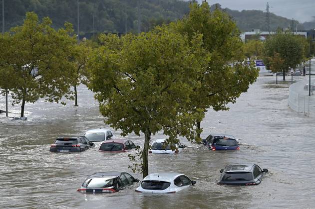 Bilder des Jahres 2024, News 10 Oktober News Themen der Woche KW42 News Bilder des Tages Frankreich, Hochwasser in Givors Floods in Givors on October 17, 2024 PHOTOPQR LE PROGRES Maxime JEGAT Givors 17 10 2024 Floods in Givors on October 17, 2024 The Givors 2 Vallées shopping center flooded by the Gier river in Givors Oct 17th 2024 Heavy floods in France, Givors, near Lyon Givors Rhône Alpes France  Copyright: xPHOTOPQR LExPROGRES MAXPPPxMaximexJEGATx 20241017LPL0871 20241017LPL0871