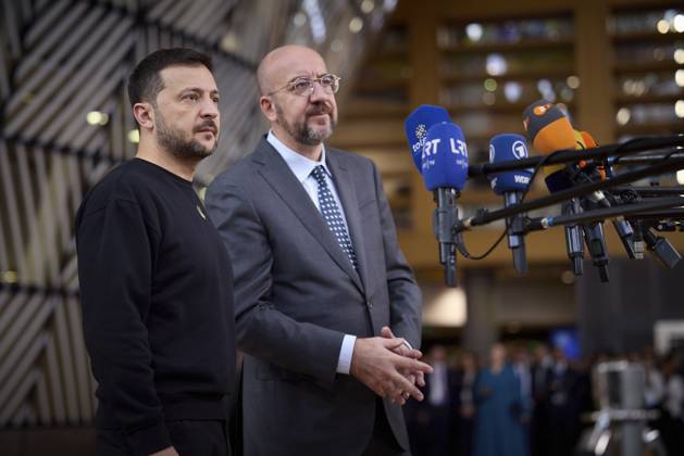Bilder des Jahres 2024, News 10 Oktober News Themen der Woche KW42 October 17, 2024, Brussels, Belgium: Ukrainian President Volodymyr Zelenskyy, left, and European Council President Charles Michel, right, listen to a question during a brief joint press conference on arrival for the two-day European Council summit, October 17, 2024 in Brussels, Belgium. Brussels Belgium - ZUMAp138 20241017_zaa_p138_002 Copyright: xUkrainexPresidency UkrainianxPrex