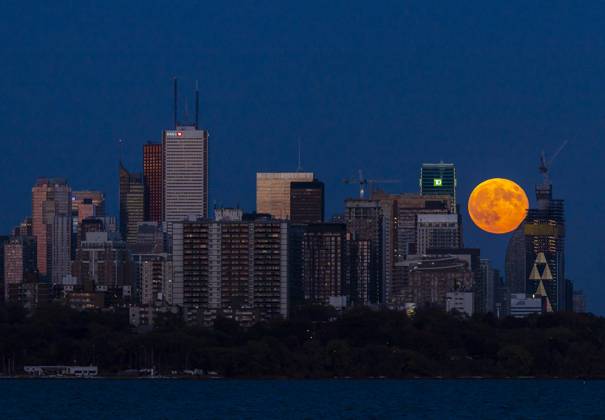 Bilder des Jahres 2024, News 10 Oktober News Themen der Woche KW42 News Bilder des Tages (241018) -- TORONTO, Oct. 18, 2024 -- The full moon rises over the skyline in Toronto, Canada, on Oct. 17, 2024. (Photo by Xinhua) CANADA-TORONTO-FULL MOON ZouxZheng 