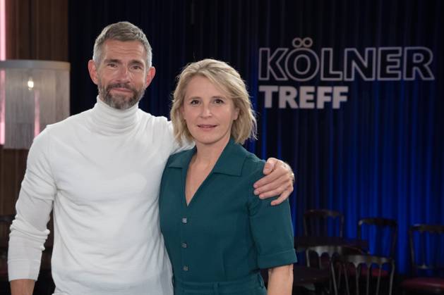 von links: Micky BEISENHERZ, Moderator, Susan LINK, Moderatorin, Gastgeber der Sendung ,,Koelner Treff,, im WDR Fernsehen, 17.10.2024.