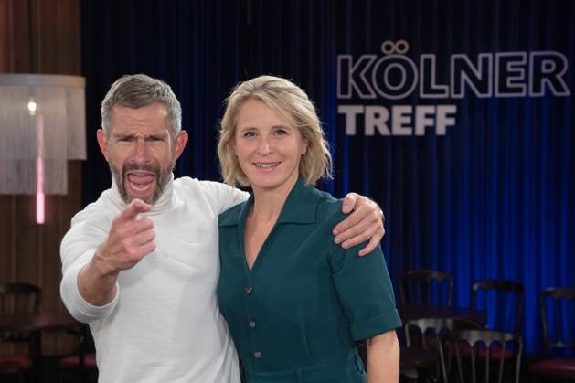 von links: Micky BEISENHERZ, Moderator, Susan LINK, Moderatorin, Gastgeber der Sendung ,,Koelner Treff,, im WDR Fernsehen, 17.10.2024.