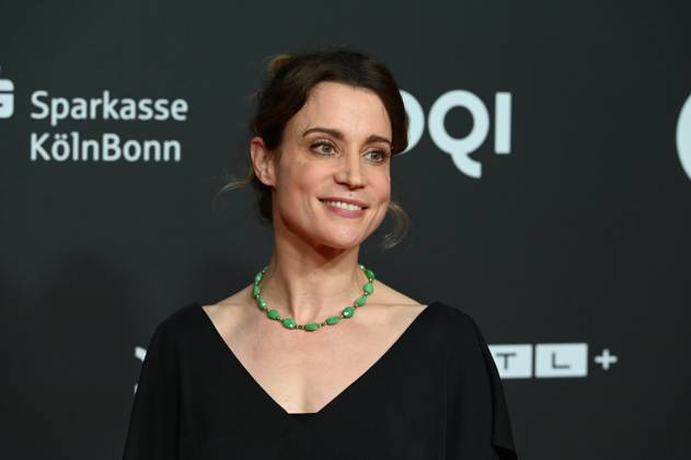 Stefanie WILPERT, Schauspielerin, Roter Teppich, Red Carpet Show, Ankunft, arrival, Eroeffnung des Film Festivals Cologne 2024 und Fotocall fuer den Film RIEFENSTAHL auf dem Film Festival Cologne 2024 in Koeln, 19.10.2024.
