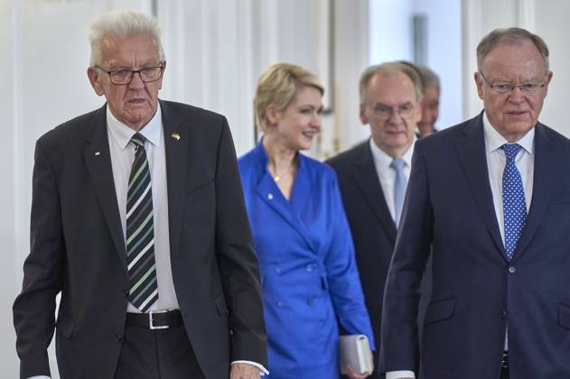 Wilfried Kretschmann, Manuela Schwesig, Reiner Haseloff und Stephan Weil bei der Verleihung der Sonderstufe des Großkreuzes des Verdienstordens der Bundesrepublik Deutschland an Präsident Biden für dessen Einsatz für die deutsch-amerikanische Freundschaft und die transatlantische Partnerschaft im Schloss Bellevue. Berlin, 18.10.204