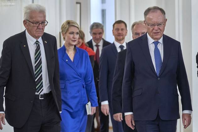 Wilfried Kretschmann, Manuela Schwesig und Stephan Weil bei der Verleihung der Sonderstufe des Großkreuzes des Verdienstordens der Bundesrepublik Deutschland an Präsident Biden für dessen Einsatz für die deutsch-amerikanische Freundschaft und die transatlantische Partnerschaft im Schloss Bellevue. Berlin, 18.10.204