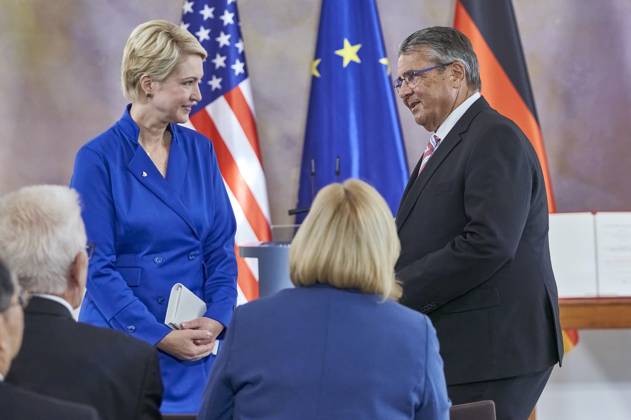 Manuela Schwesig und Sigmar Gabriel bei der Verleihung der Sonderstufe des Großkreuzes des Verdienstordens der Bundesrepublik Deutschland an Präsident Biden für dessen Einsatz für die deutsch-amerikanische Freundschaft und die transatlantische Partnerschaft im Schloss Bellevue. Berlin, 18.10.204