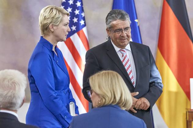Manuela Schwesig und Sigmar Gabriel bei der Verleihung der Sonderstufe des Großkreuzes des Verdienstordens der Bundesrepublik Deutschland an Präsident Biden für dessen Einsatz für die deutsch-amerikanische Freundschaft und die transatlantische Partnerschaft im Schloss Bellevue. Berlin, 18.10.204