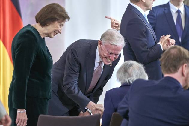 Horst Köhler mit Ehefrau Eva-Luise Köhler bei der Verleihung der Sonderstufe des Großkreuzes des Verdienstordens der Bundesrepublik Deutschland an Präsident Biden für dessen Einsatz für die deutsch-amerikanische Freundschaft und die transatlantische Partnerschaft im Schloss Bellevue. Berlin, 18.10.204