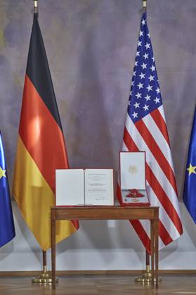 Verleihung der Sonderstufe des Großkreuzes des Verdienstordens der Bundesrepublik Deutschland an Präsident Biden für dessen Einsatz für die deutsch-amerikanische Freundschaft und die transatlantische Partnerschaft im Schloss Bellevue. Berlin, 18.10.204