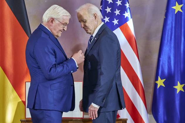 Bilder des Jahres 2024, News 10 Oktober News Themen der Woche KW42 News Bilder des Tages Frank-Walter Steinmeier und Joe Biden bei der Verleihung der Sonderstufe des Großkreuzes des Verdienstordens der Bundesrepublik Deutschland an Präsident Biden für dessen Einsatz für die deutsch-amerikanische Freundschaft und die transatlantische Partnerschaft im Schloss Bellevue. Berlin, 18.10.204