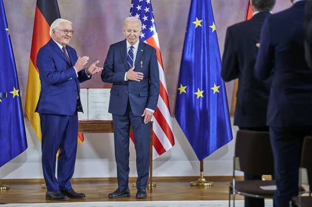 Frank-Walter Steinmeier und Joe Biden bei der Verleihung der Sonderstufe des Großkreuzes des Verdienstordens der Bundesrepublik Deutschland an Präsident Biden für dessen Einsatz für die deutsch-amerikanische Freundschaft und die transatlantische Partnerschaft im Schloss Bellevue. Berlin, 18.10.204
