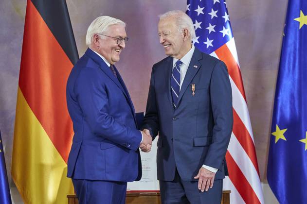 Frank-Walter Steinmeier und Joe Biden bei der Verleihung der Sonderstufe des Großkreuzes des Verdienstordens der Bundesrepublik Deutschland an Präsident Biden für dessen Einsatz für die deutsch-amerikanische Freundschaft und die transatlantische Partnerschaft im Schloss Bellevue. Berlin, 18.10.204
