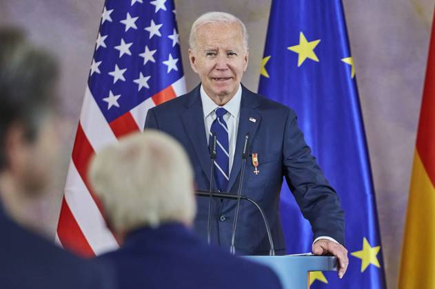 Joe Biden bei der Verleihung der Sonderstufe des Großkreuzes des Verdienstordens der Bundesrepublik Deutschland an Präsident Biden für dessen Einsatz für die deutsch-amerikanische Freundschaft und die transatlantische Partnerschaft im Schloss Bellevue. Berlin, 18.10.204