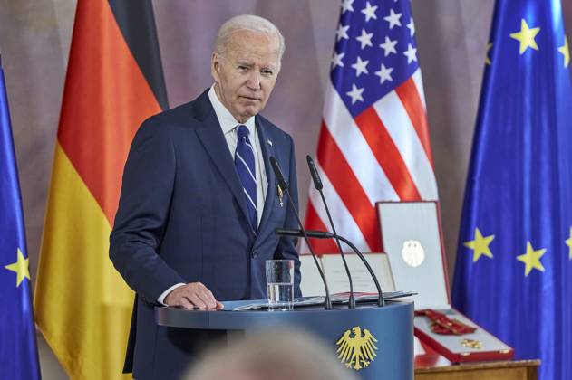 Joe Biden bei der Verleihung der Sonderstufe des Großkreuzes des Verdienstordens der Bundesrepublik Deutschland an Präsident Biden für dessen Einsatz für die deutsch-amerikanische Freundschaft und die transatlantische Partnerschaft im Schloss Bellevue. Berlin, 18.10.204