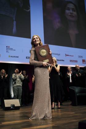 French actress Isabelle Huppert poses with the Lumière award for her cereer during the Lumière Festival gala at the Congress Center in Lyon on 18 October 2024. Huppert receives Lumière award !ACHTUNG: NUR REDAKTIONELLE NUTZUNG!  Copyright: xJavierxVillagarcíax GRAF5301 20241018-55014980196_1