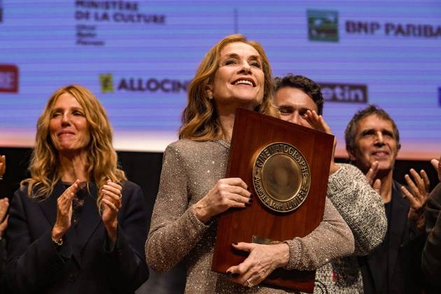 Isabelle Huppert receives the Prix Lumière 2024 at the Festival Lumière in Lyon on 10 18 2024 Photo Sandrine Thesillat Panoramic PEOPLE Price Lumiere Festival Lumiere 2024 Lyon 10 18 2024 SandrineThesillat Panoramic 