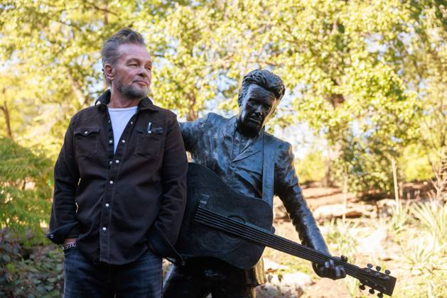 Bilder des Jahres 2024, Entertainment 10 Oktober Entertainment Themen der Woche KW42 Bronze Statue of Indiana Rock Star John Mellencamp Unvield - 18 Oct 2024 Rock star and singer-songwriter John Mellencamp stands next to a bronze statue of himself after an unveiling ceremony on Friday, October 18, 2024 at Indiana University. Mellencamp performed three songs, then posed for photos after the statue was uncovered. Bloomington United States Copyright: xJeremyxHoganx xSOPAxImagesx 101824_JRH_Mellencamp_0784