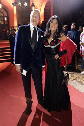 Dunja Rajter mit Ehemann Michael Eichler bei der 35. Verleihung des Hessischen Film- und Kinopreises 2024 in der Alten Oper. Frankfurt am Main, 18.10.2024