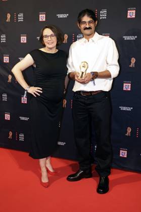 Anna Schoeppe und Hesam Yousefi bei der 35. Verleihung des Hessischen Film- und Kinopreises 2024 in der Alten Oper. Frankfurt am Main, 18.10.2024