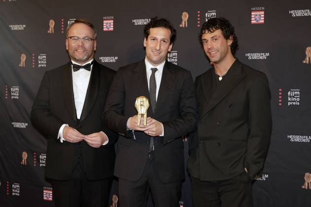 Timon Gremmels, David Hadda und Aaron Altaras bei der 35. Verleihung des Hessischen Film- und Kinopreises 2024 in der Alten Oper. Frankfurt am Main, 18.10.2024