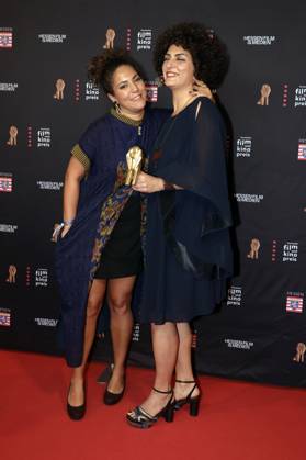 Baharak Abdolifard und Narges Kalhor bei der 35. Verleihung des Hessischen Film- und Kinopreises 2024 in der Alten Oper. Frankfurt am Main, 18.10.2024