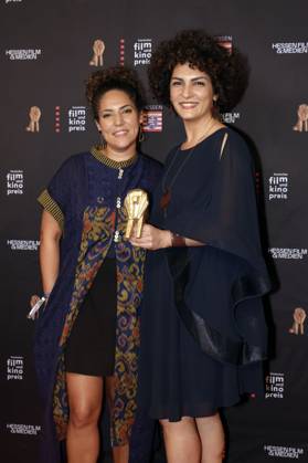 Baharak Abdolifard und Narges Kalhor bei der 35. Verleihung des Hessischen Film- und Kinopreises 2024 in der Alten Oper. Frankfurt am Main, 18.10.2024