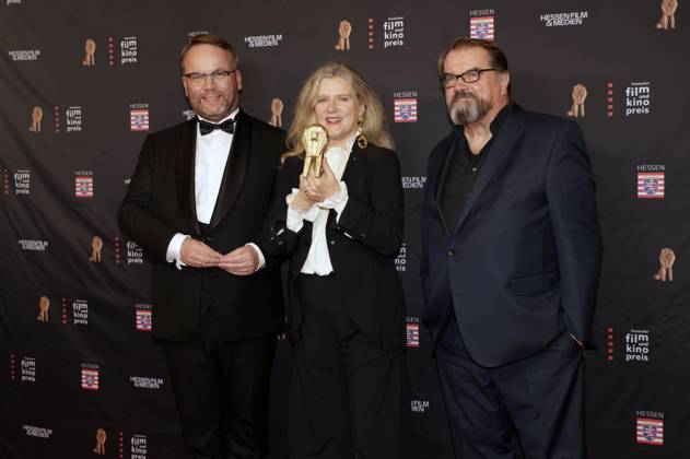 Timon Gremmels, Barbara Sukowa und Gast bei der 35. Verleihung des Hessischen Film- und Kinopreises 2024 in der Alten Oper. Frankfurt am Main, 18.10.2024