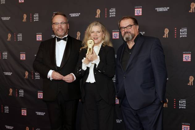 Timon Gremmels, Barbara Sukowa und Gast bei der 35. Verleihung des Hessischen Film- und Kinopreises 2024 in der Alten Oper. Frankfurt am Main, 18.10.2024