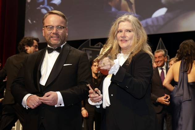 Timon Gremmels und Barbara Sukowa bei der 35. Verleihung des Hessischen Film- und Kinopreises 2024 in der Alten Oper. Frankfurt am Main, 18.10.2024