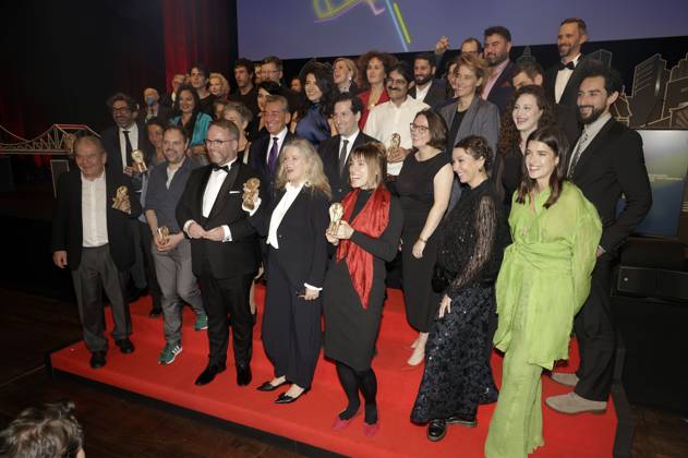 Die Preisträger und Laudatoren bei der 35. Verleihung des Hessischen Film- und Kinopreises 2024 in der Alten Oper. Frankfurt am Main, 18.10.2024