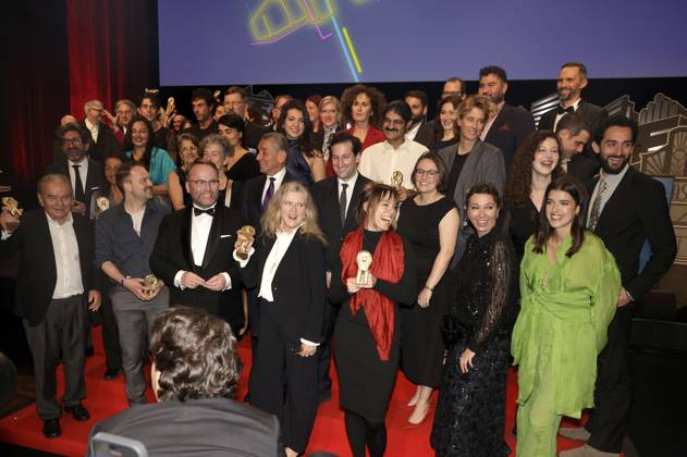 Die Preisträger und Laudatoren bei der 35. Verleihung des Hessischen Film- und Kinopreises 2024 in der Alten Oper. Frankfurt am Main, 18.10.2024