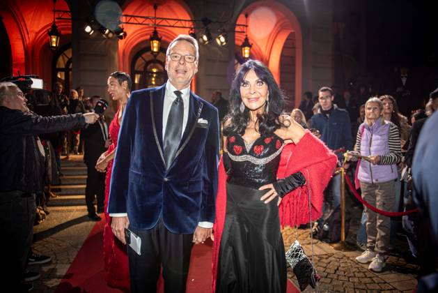 18.10.2024 xesx Frankfurt am Main, Alte Oper Der Hessische Film- und Kinopreis 2024 auf dem roten Teppich Dunja Rajter und ihr Mann Michael Eichler