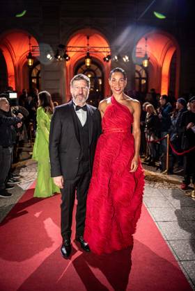 18.10.2024 xesx Frankfurt am Main, Alte Oper Der Hessische Film- und Kinopreis 2024 auf dem roten Teppich Moderatorenteam Annabelle Mandeng und Rainer Ewerrien