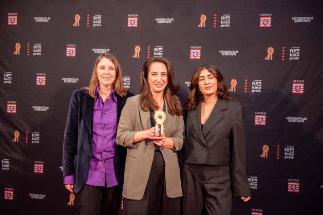 18.10.2024 xesx Frankfurt am Main, Alte Oper Der Hessische Film- und Kinopreis 2024 auf dem roten Teppich Claudia Schäfer, Farma Aydemir und Fatma Aydemir (Film nach dem Roman Ellbogen)