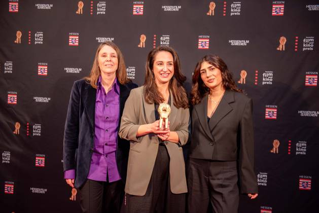 18.10.2024 xesx Frankfurt am Main, Alte Oper Der Hessische Film- und Kinopreis 2024 auf dem roten Teppich Claudia Schäfer, Farma Aydemir und Fatma Aydemir (Film nach dem Roman Ellbogen)