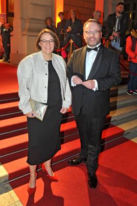 Hessischer Film- und Kinopreis 2024. Timon Gremmels und Anna Schoeppe anläßlich der Verleihung des Hessischen Film- und Kinopreises am 18.10.2024 in der Alten Oper, Frankfurt Main. 20241018MWI010708