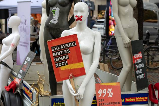 Walk for Freedom - Zwangsprostitution und Menschenhandel in Deutschland. Der Bonner Verein Leben in Freiheit e.V. rief am 19. Oktober 2024 zu einem Walk for Freedom auf, um auf die in Deutschland allgegenwärtige Zwangsprostitution und auf Menschenhandel hinzuweisen. Neben einem Marsch mit schwarzen Regenschirmen präsentierte der Verein auf dem Münsterplatz in Bonn weibliche Puppen, zum Teil mit Klebestreifen vor dem Mund, und Displays mit Kurzinformationen. Der Verein versucht, betroffenen Frauen zu helfen. Bonn Nordrhein-Westfalen Deutschland
