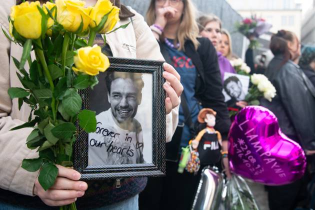 Bilder des Jahres 2024, Entertainment 10 Oktober Entertainment Themen der Woche KW42 Entertainment Bilder des Tages Music Fans For Liam Payne Singer s Death In Cologne A hundred fans of former One Direction member Liam Payne gather to hold a memorial tribute at Dom Square following the death of the singer in Cologne, Germany, on October 20, 2024. Cologne Germany  Copyright: xYingxTangx originalFilename: tang-notitle241020_npnJx.jpg