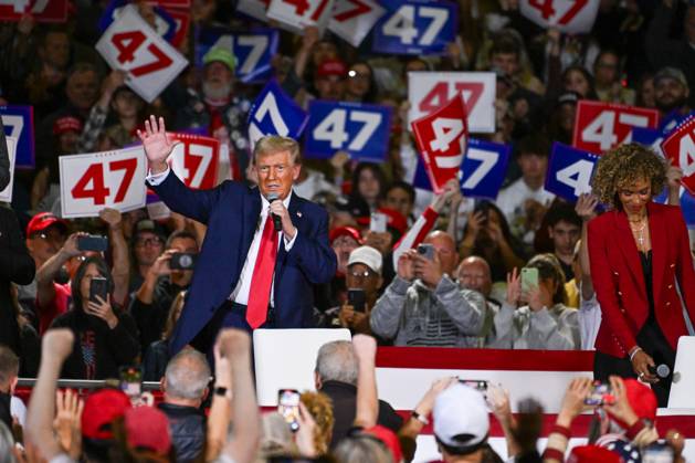 Bilder des Jahres 2024, News 10 Oktober News Themen der Woche KW42 News Bilder des Tages Republican presidential nominee, former U.S. President Donald Trump attends a town hall campaign event at the Lancaster Convention Center in Lancaster, Pennsylvania, on Sunday, October 20, 2024.  LAN20241020047 DAVIDxMUSE