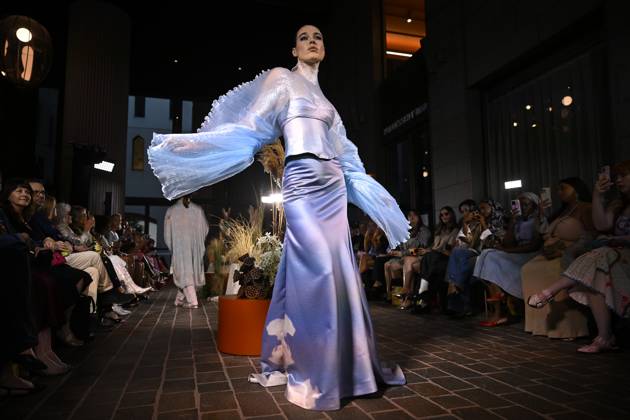 MELBOURNE FASHION WEEK PREVIEW, A model walks the runway during a Melbourne Fashion Week media preview in Melbourne, Monday, October 21, 2024. ( NO ARCHIVING, EDITORIAL USE ONLY, NO USE IN BOOKS WITHOUT CONSENT Melbourne Victoria Australia Copyright: xJAMESxROSSx 20241021112225699308