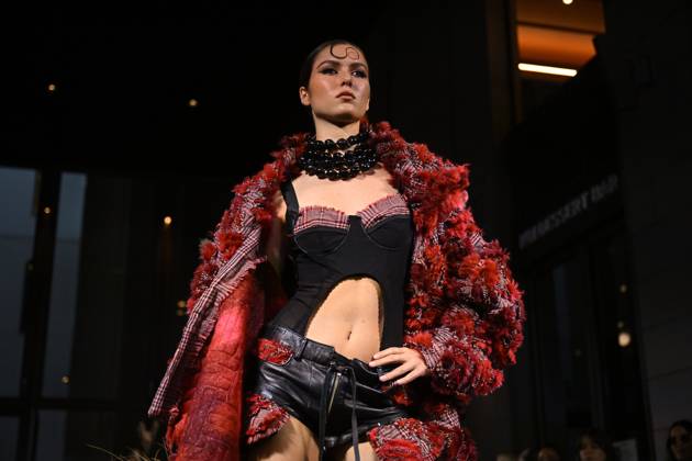 MELBOURNE FASHION WEEK PREVIEW, A model walks the runway during a Melbourne Fashion Week media preview in Melbourne, Monday, October 21, 2024. ( NO ARCHIVING, EDITORIAL USE ONLY, NO USE IN BOOKS WITHOUT CONSENT Melbourne Victoria Australia Copyright: xJAMESxROSSx 20241021145617359546