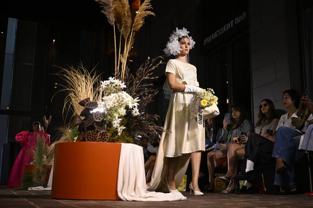 MELBOURNE FASHION WEEK PREVIEW, A model walks the runway wearing a design by Wa Ring during a Melbourne Fashion Week media preview in Melbourne, Monday, October 21, 2024. ( NO ARCHIVING, EDITORIAL USE ONLY, NO USE IN BOOKS WITHOUT CONSENT Melbourne Victoria Australia Copyright: xJAMESxROSSx 20241021167963629225