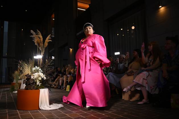MELBOURNE FASHION WEEK PREVIEW, A model walks the runway during a Melbourne Fashion Week media preview in Melbourne, Monday, October 21, 2024. ( NO ARCHIVING, EDITORIAL USE ONLY, NO USE IN BOOKS WITHOUT CONSENT Melbourne Victoria Australia Copyright: xJAMESxROSSx 20241021175300975521