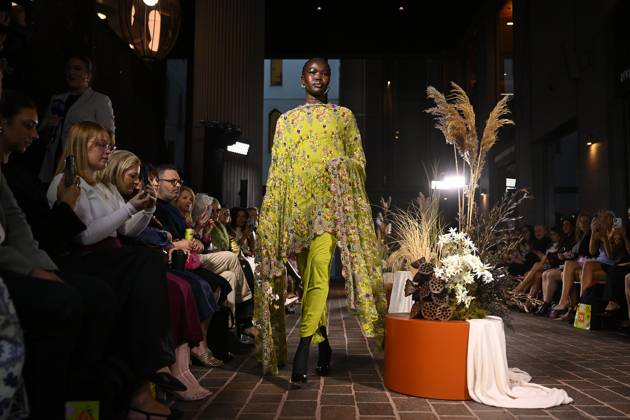 MELBOURNE FASHION WEEK PREVIEW, A model walks the runway during a Melbourne Fashion Week media preview in Melbourne, Monday, October 21, 2024. ( NO ARCHIVING, EDITORIAL USE ONLY, NO USE IN BOOKS WITHOUT CONSENT Melbourne Victoria Australia Copyright: xJAMESxROSSx 20241021186900848672