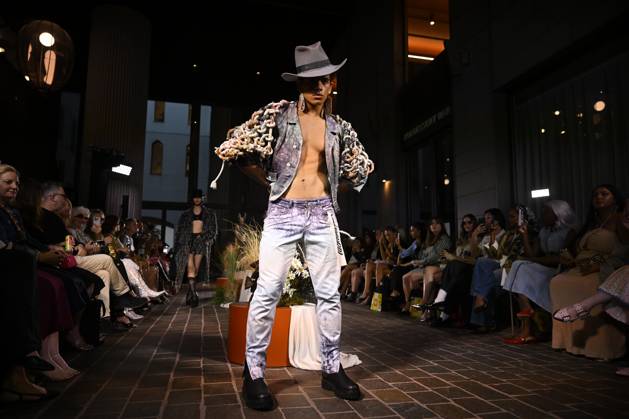 MELBOURNE FASHION WEEK PREVIEW, A model walks the runway wearing a design by Wa Ring during a Melbourne Fashion Week media preview in Melbourne, Monday, October 21, 2024. ( NO ARCHIVING, EDITORIAL USE ONLY, NO USE IN BOOKS WITHOUT CONSENT Melbourne Victoria Australia Copyright: xJAMESxROSSx 20241021126931723186