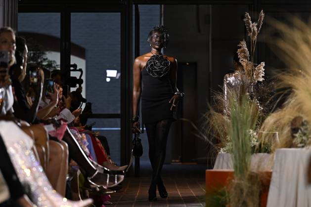 MELBOURNE FASHION WEEK PREVIEW, A model walks the runway during a Melbourne Fashion Week media preview in Melbourne, Monday, October 21, 2024. ( NO ARCHIVING, EDITORIAL USE ONLY, NO USE IN BOOKS WITHOUT CONSENT Melbourne Victoria Australia Copyright: xJAMESxROSSx 20241021195698689519